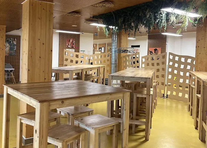 Auberge De Jeunesse Hi Paris Yves RobertHostel